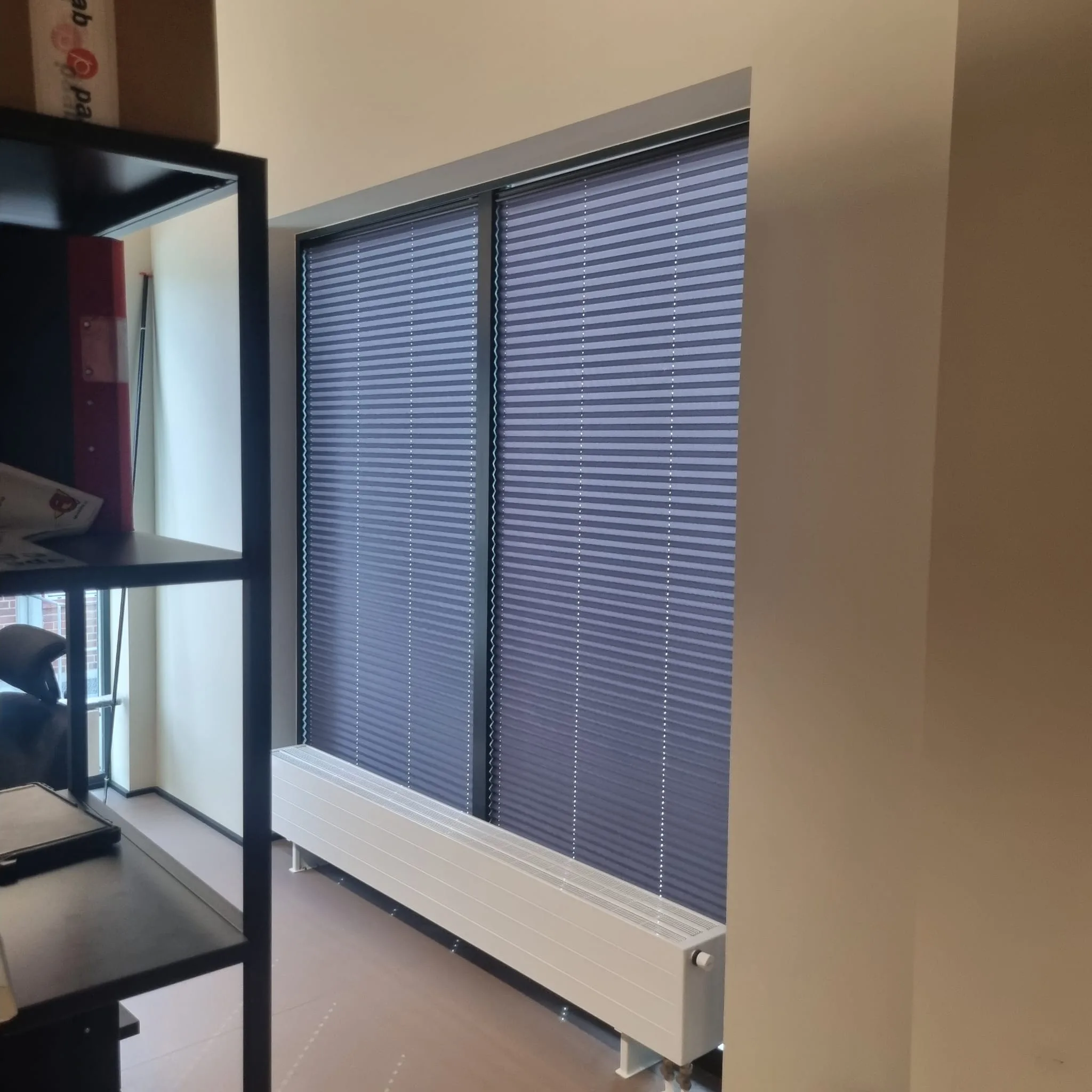 Metod Montage Stockholm AB erbjuder professionell installation av persienner, gardinskenor och andra solskyddslösningar för hemmet.