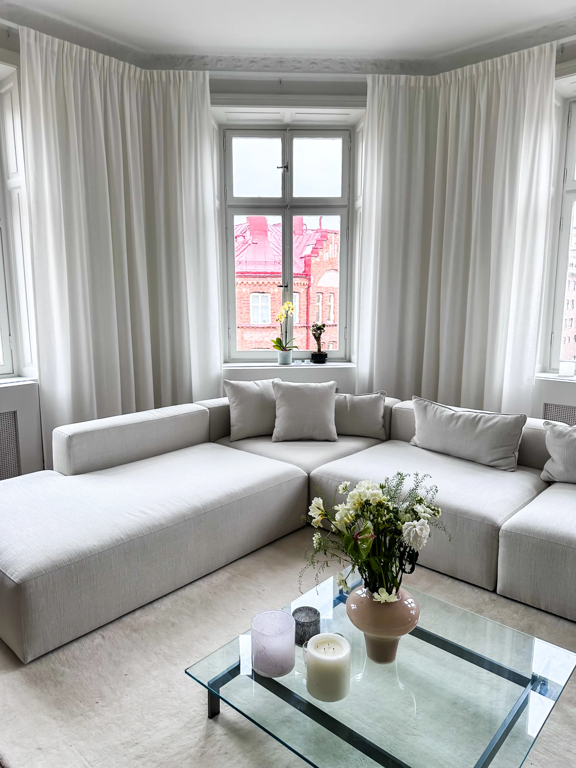 Metod Montage Stockholm AB erbjuder professionell montering av gardinskenor och gardinstänger i Stockholm för både hem och kontor.